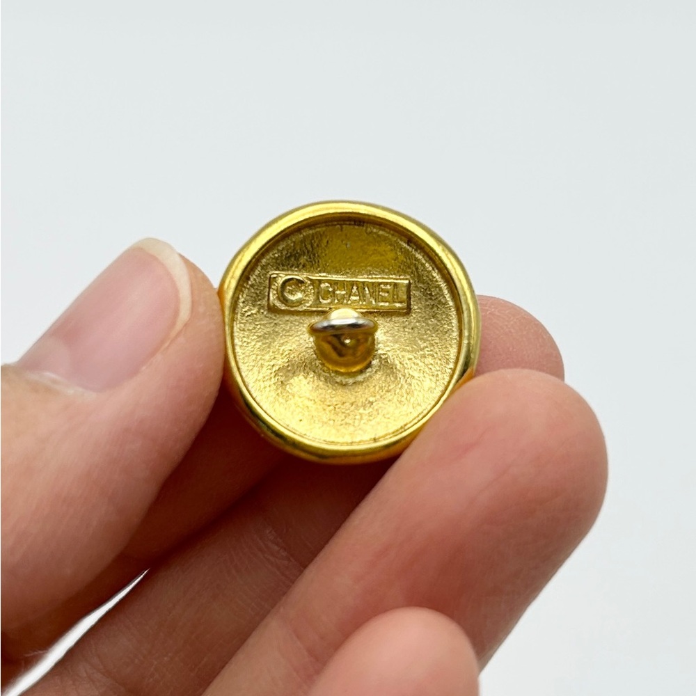 Chanel CC buttons in gold. - Picture 3 of 7